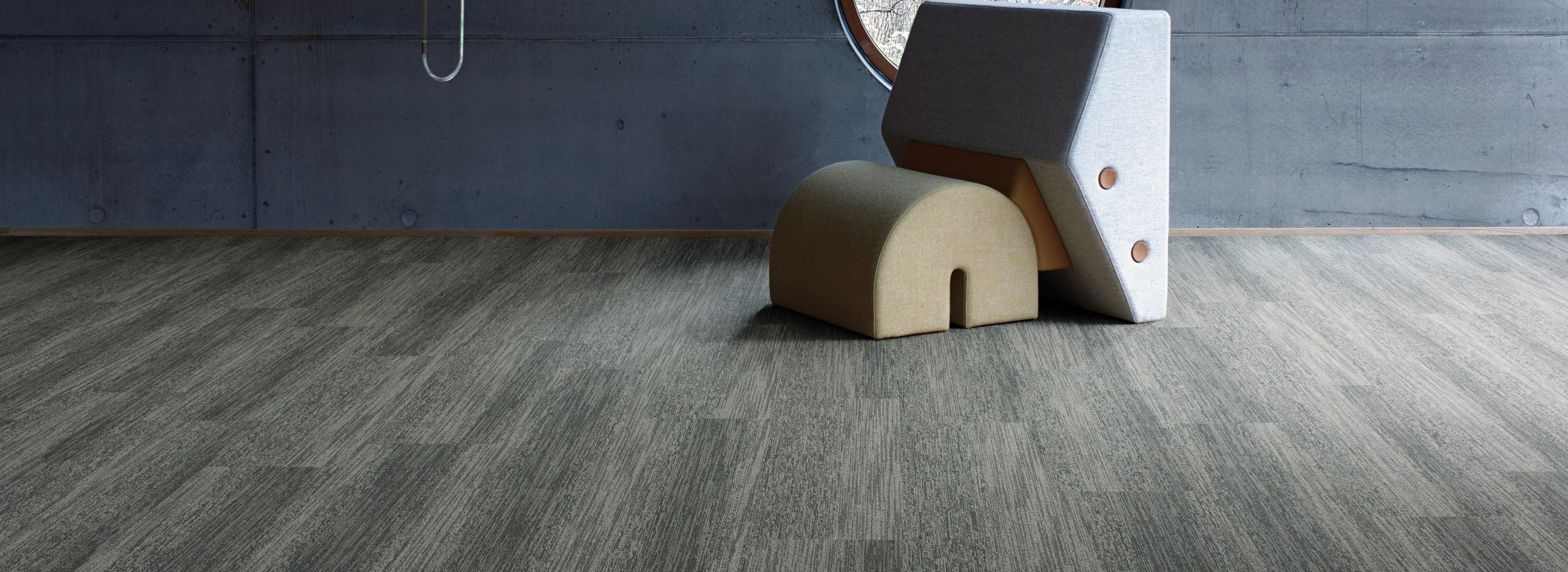 Interface Touch of Timber in modern room with circular window and art objects afbeeldingnummer 1